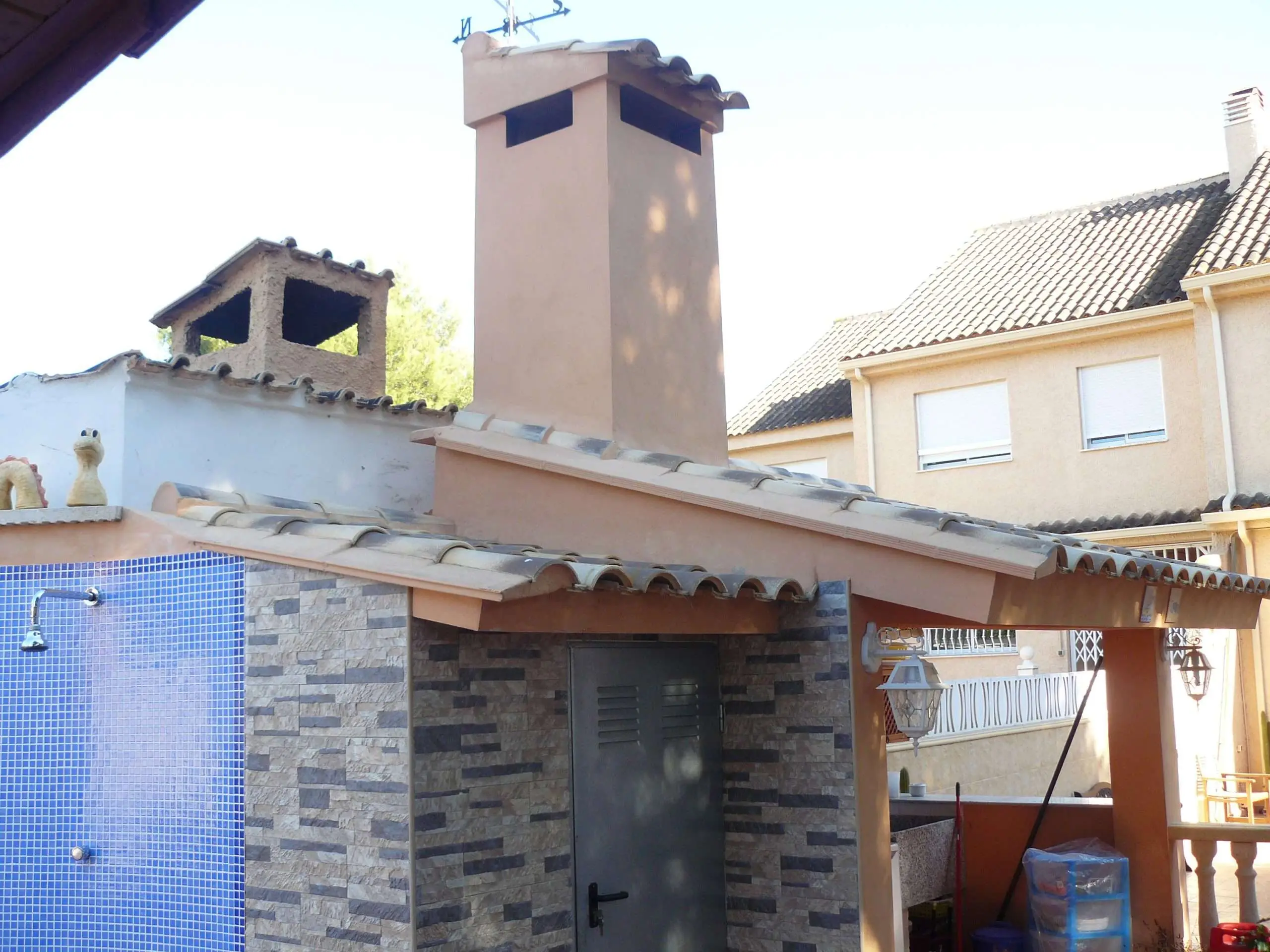 Reforma integral de chalet con fachada de piedra y piscina en el Camp de Túria