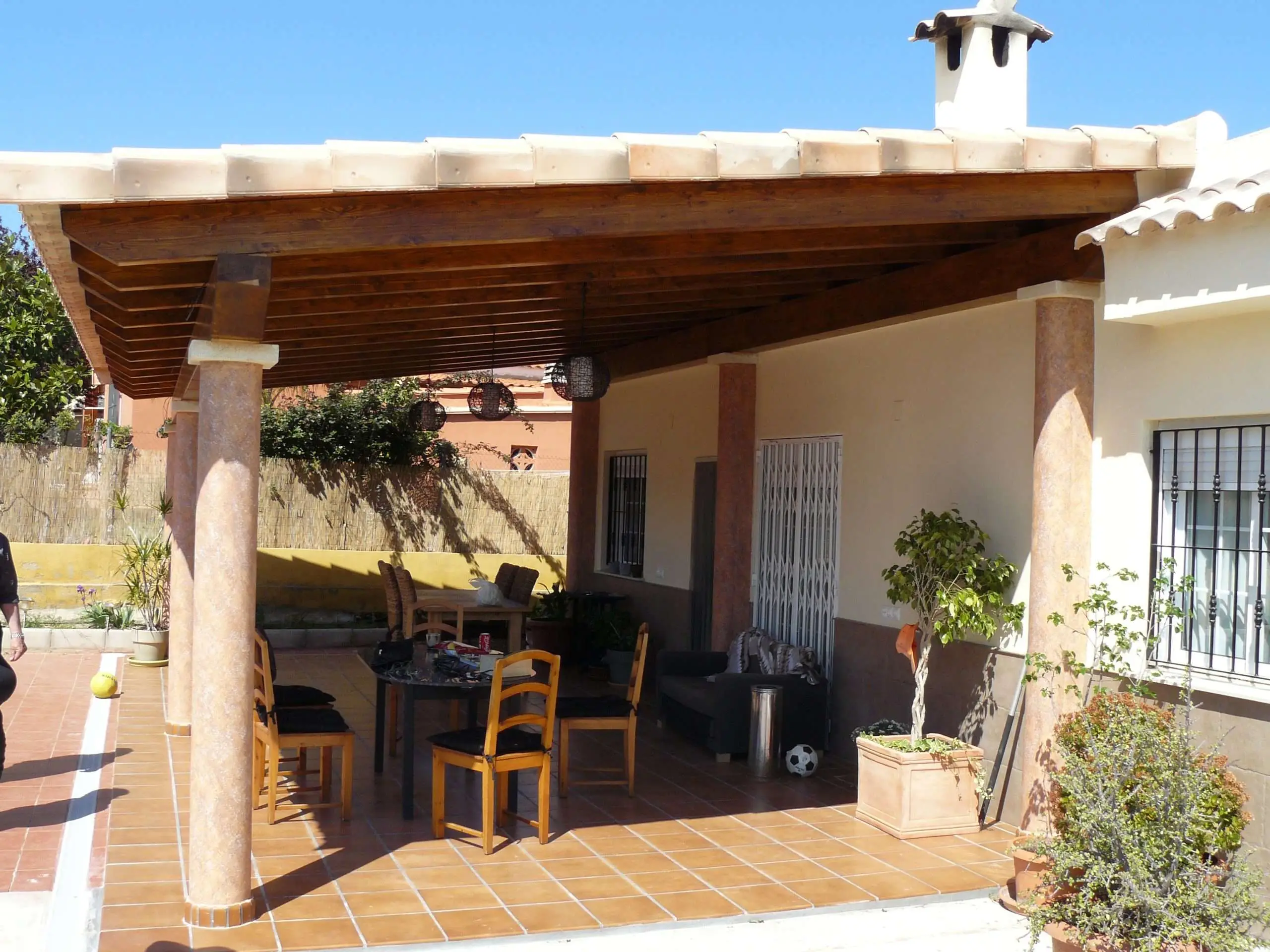 Porche con pergola de madera en un chalet del Camp de Turia
