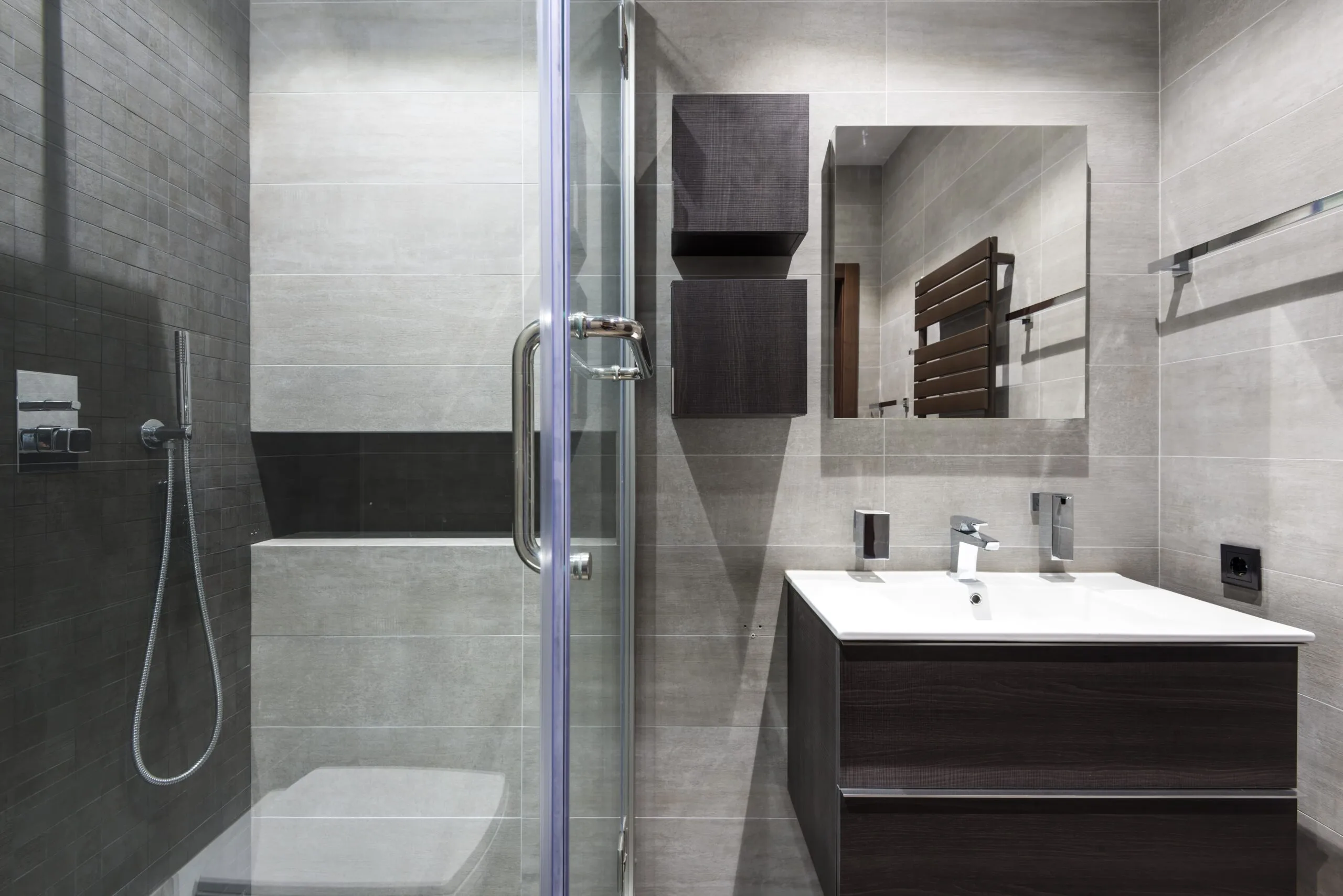 Reforma de baño con ducha y doble lavabo en Valencia