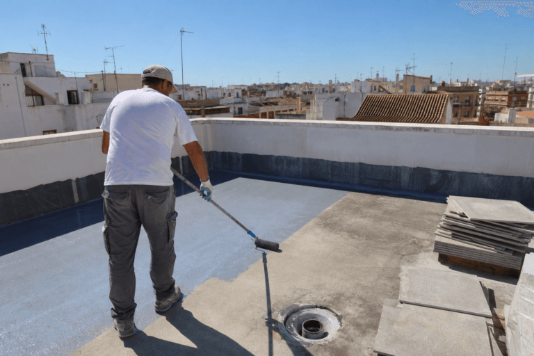 Impermeabilizar la terraza con o sin levantar el suelo: que cuesta cada opcion y cuando compensa
