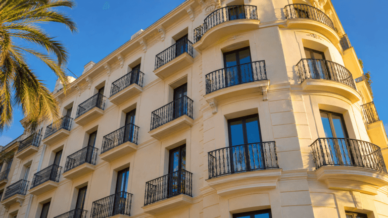 Señales de que la instalación eléctrica de tu casa está obsoleta (y qué pasa si no la cambias)
