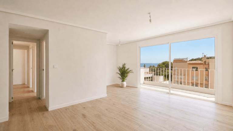 Pintar el piso antes de vender o alquilar: qué pintar, qué color y dónde no merece la pena gastar