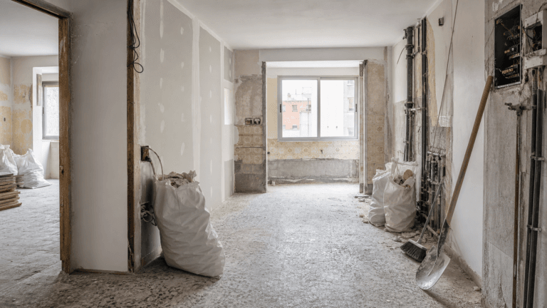 Reformar un piso de los años 70 u 80 en Valencia: qué hay que tocar sí o sí y qué se puede dejar