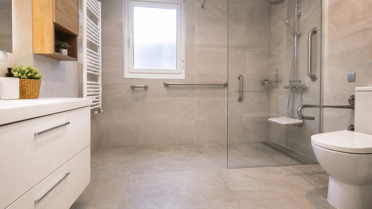 Baño reformado en Valencia — de bañera con escalón a ducha sin barreras