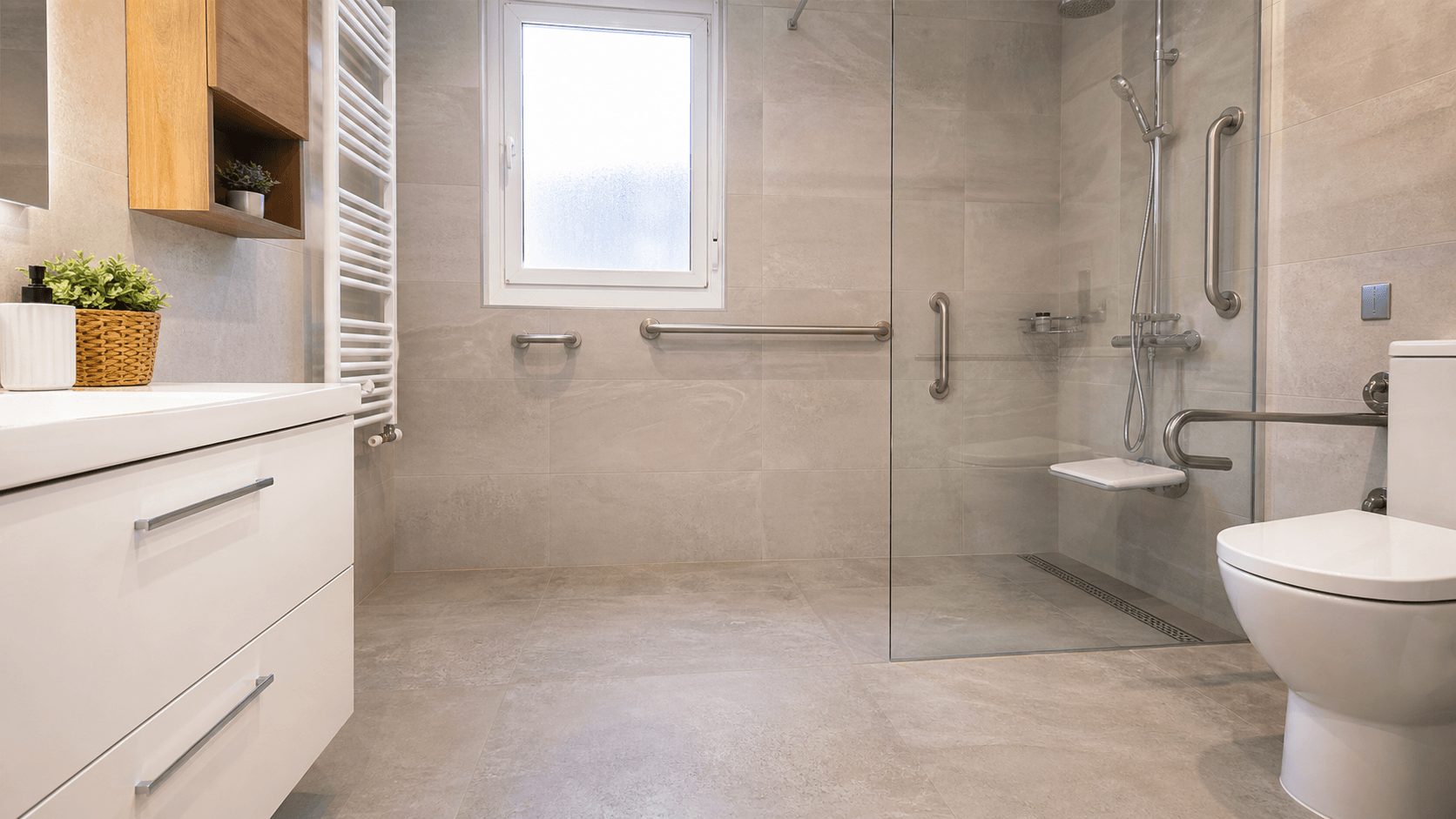 Bath swapped for a walk-in shower with screen in a bathroom renovation in Valencia