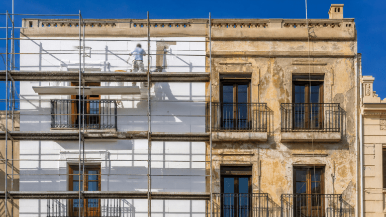 Rehabilitar la fachada de tu edificio con ayudas: cómo se reparte la derrama entre vecinos