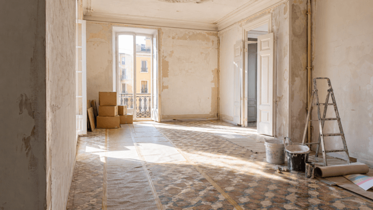 De la firma a la mudanza: hoja de ruta paso a paso para comprar un piso y reformarlo sin solapamientos