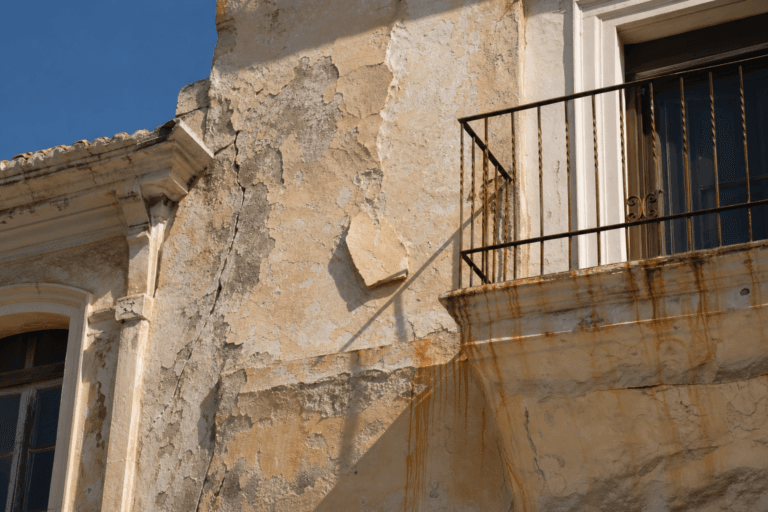 Señales de que la fachada de tu edificio necesita obra ya: el chequeo que cualquier vecino puede hacer