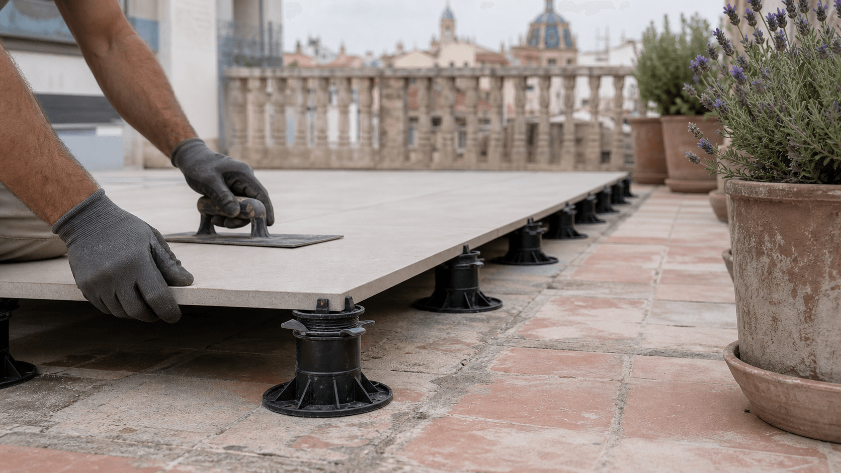 Renovar el suelo de la terraza sin obra: cuándo se puede solar encima y cuánto ahorras