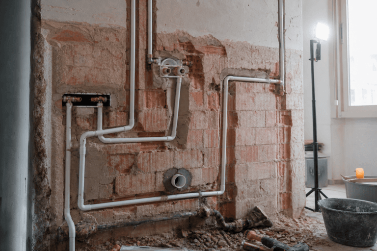 Cambiar la fontanería al reformar el baño: cuándo es obligatorio y cuánto suma al presupuesto