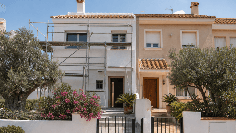 Reforma de chalet adosado: que se puede tocar, que comparte con el vecino y cuanto cuesta