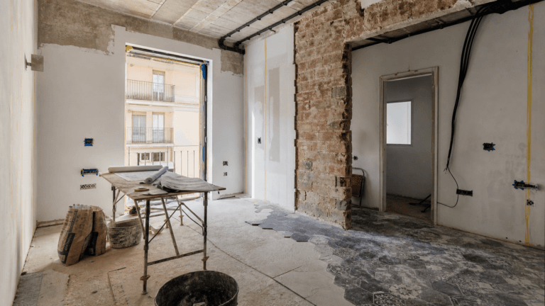 Reformar la cocina de una casa antigua: instalaciones viejas, suelos y sorpresas al levantar