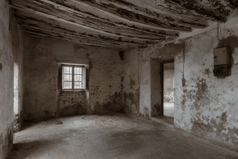 10 senales de que la casa antigua que vas a comprar va a costar una fortuna en reformas