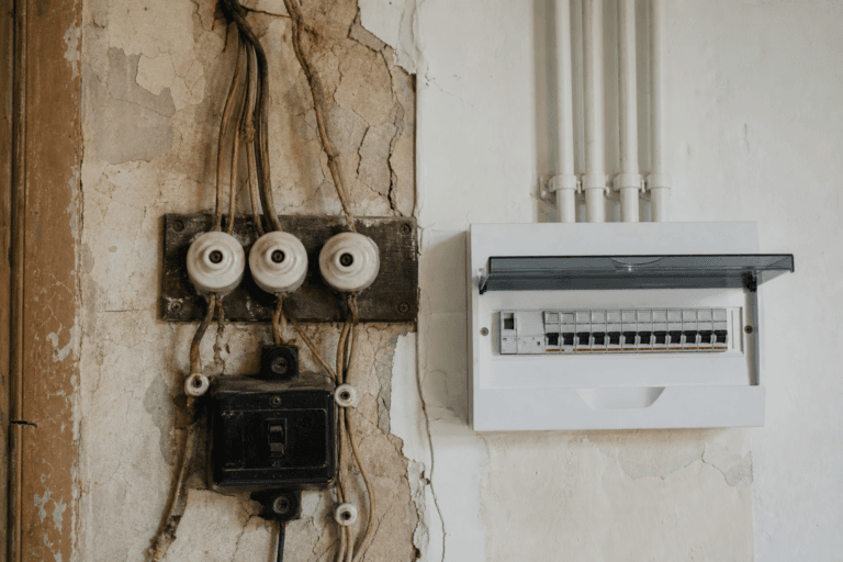 Instalacion electrica antigua: senales de que hay que renovarla ya y que implica en una reforma