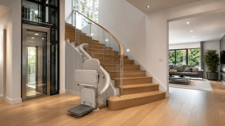 Salvaescaleras o ascensor en una vivienda unifamiliar: comparativa de coste, obra y cuándo elegir cada uno