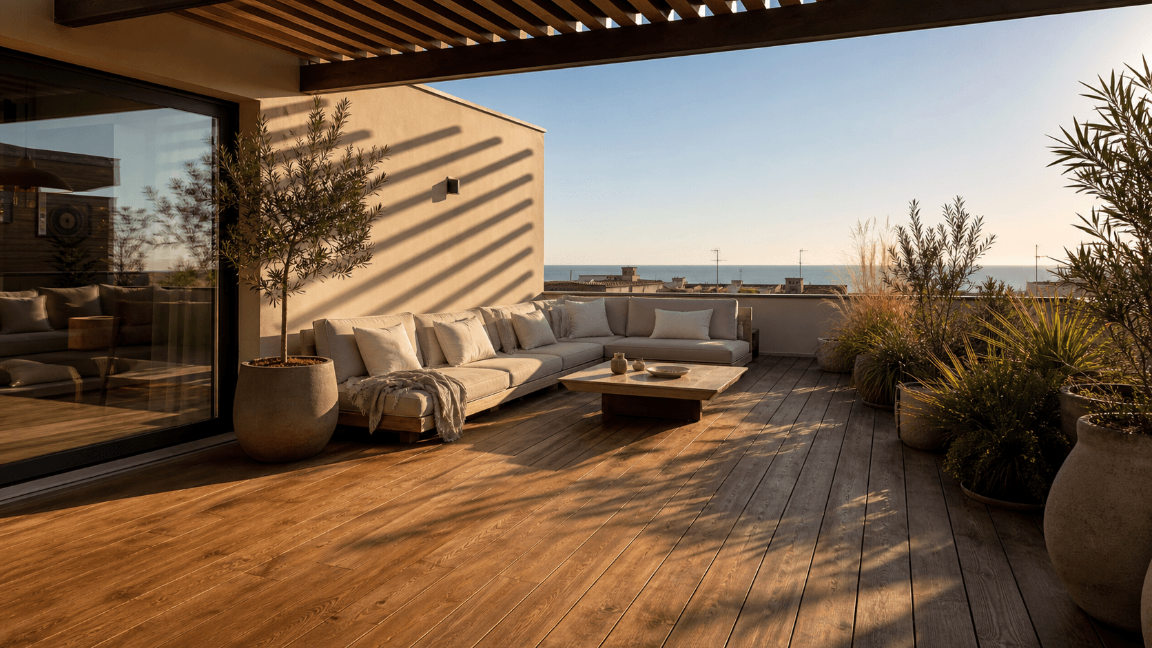 Porch with a renovated wooden pergola in a Camp de Túria villa