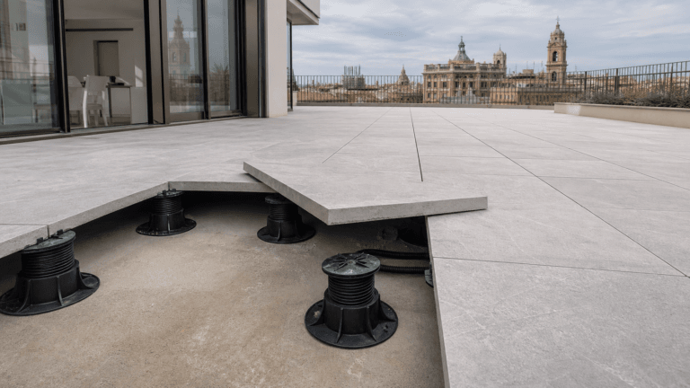 Porcelánico de 20 mm sobre plots: cómo funciona el suelo en seco para terrazas y cuándo elegirlo