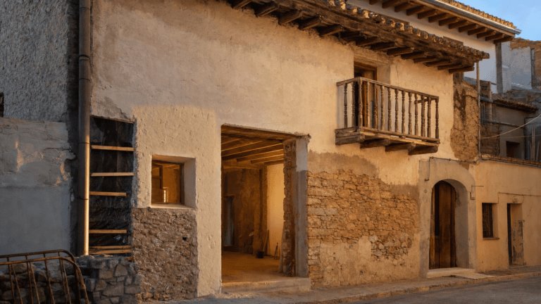 Rehabilitar una casa de pueblo en las comarcas de Valencia: que problemas reales encarecen la obra