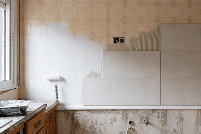 Alicatar de nuevo, pintar el azulejo o taparlo sin picar: qué dura y qué cuesta cada opción