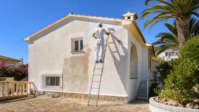 Pintar la fachada de un chalet o adosado: tipos de pintura, coste por m2 y cada cuánto repetir