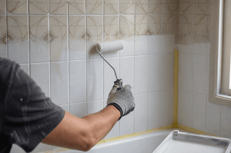 Pintar los azulejos del baño o cambiarlos: qué dura, qué se nota y cuándo merece la pena cada uno