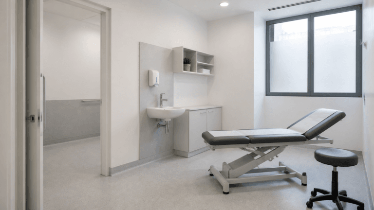 Reformar un local para clínica o consulta en Valencia: requisitos sanitarios y coste de la obra