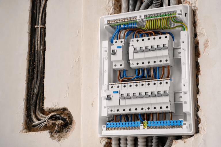 Renovar la instalacion electrica de una casa antigua: senales de peligro, alcance y precio