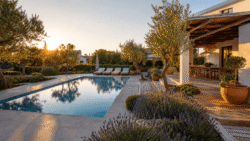 Reforma de exterior de chalet — jardín, piscina y porche